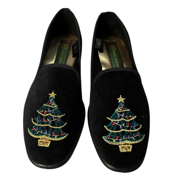 Basic Editions Shoes - Christmas Tree Embroidered Velvety Flats
by Basic Editions. Women’s 5. NWOT
